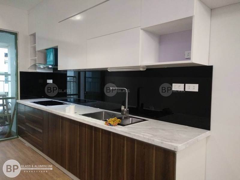 Kính ốp bếp màu đen nhà chú Hùng Ngõ Hòa Bình 6